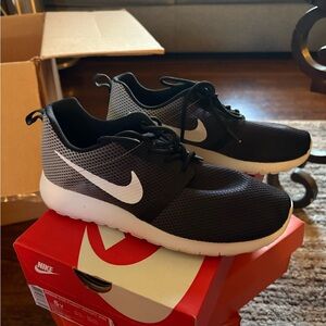 Nike Roshe Black and White 5Y (WMNs 6.5)